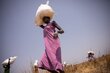 foto: WFP/Samantha Reinders. Le donne raccolgono sacchi di cibo dopo un lancio aereo nella contea di Uror, nel Sud Sudan, dove le famiglie stanno vivendo livelli emergenziali di fame.