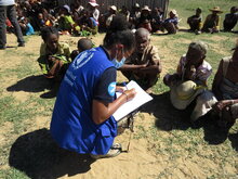 WFP staff parla ad anziani della comunità